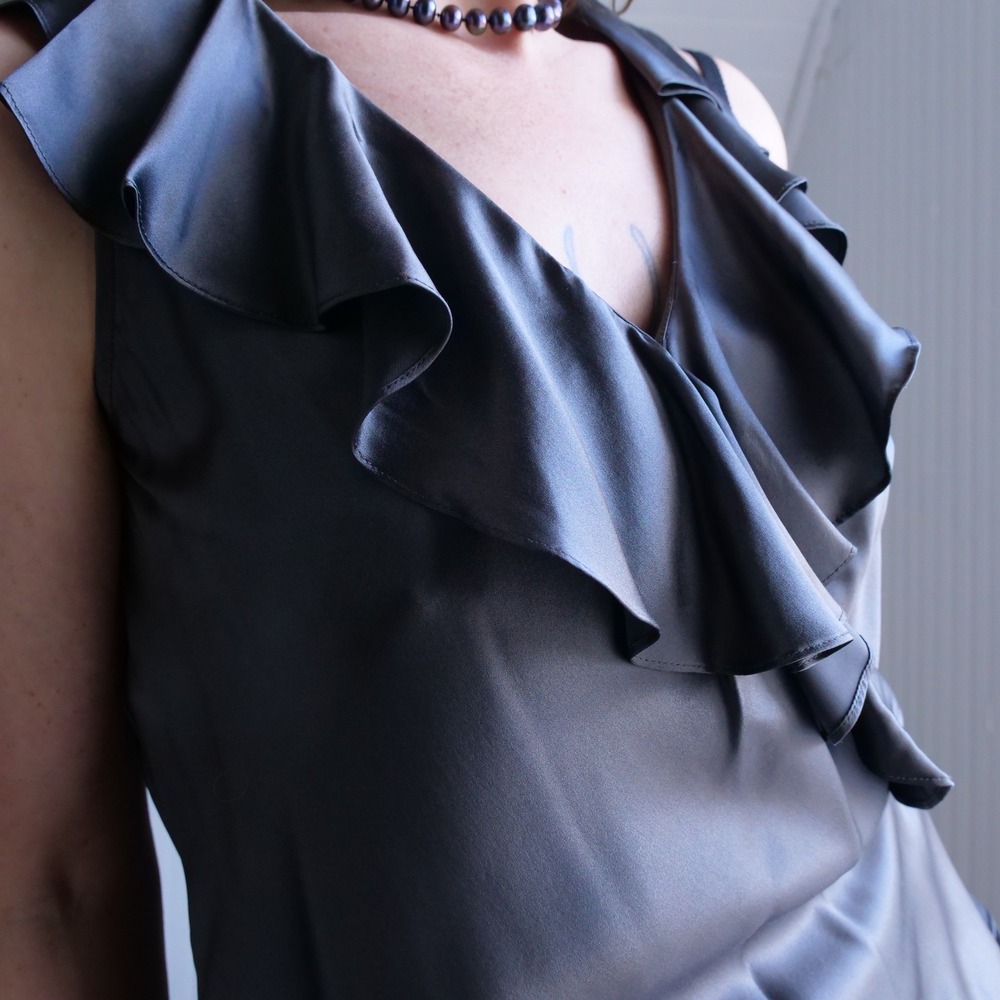 Gorgeous 90s/y2k Lauren Ralph Lauren gunmetal grey silk ruffle wrap top - Picture 2 of 7